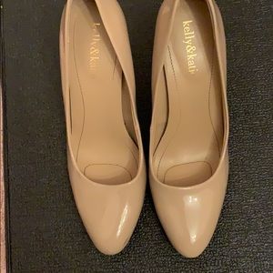 Nude patent leather pumps